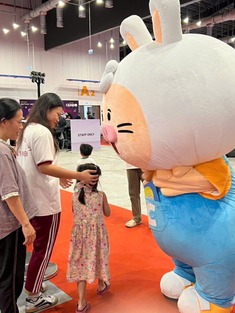 CÁc bạn nhỏ thích thú tương tác cùng mascot chonky