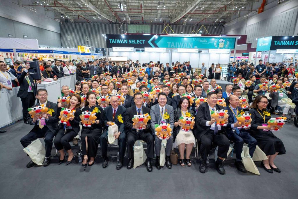 VIBS-Bánh Mì Thick của Chonkaverse trên tay VIPs tại lễ khai mạc