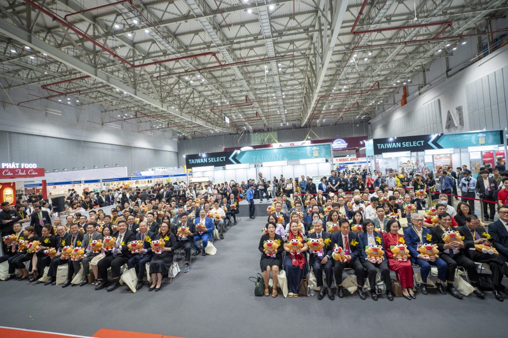 VIBS-Bánh Mì Thick của Chonkaverse trên tay VIPs tại lễ khai mạc