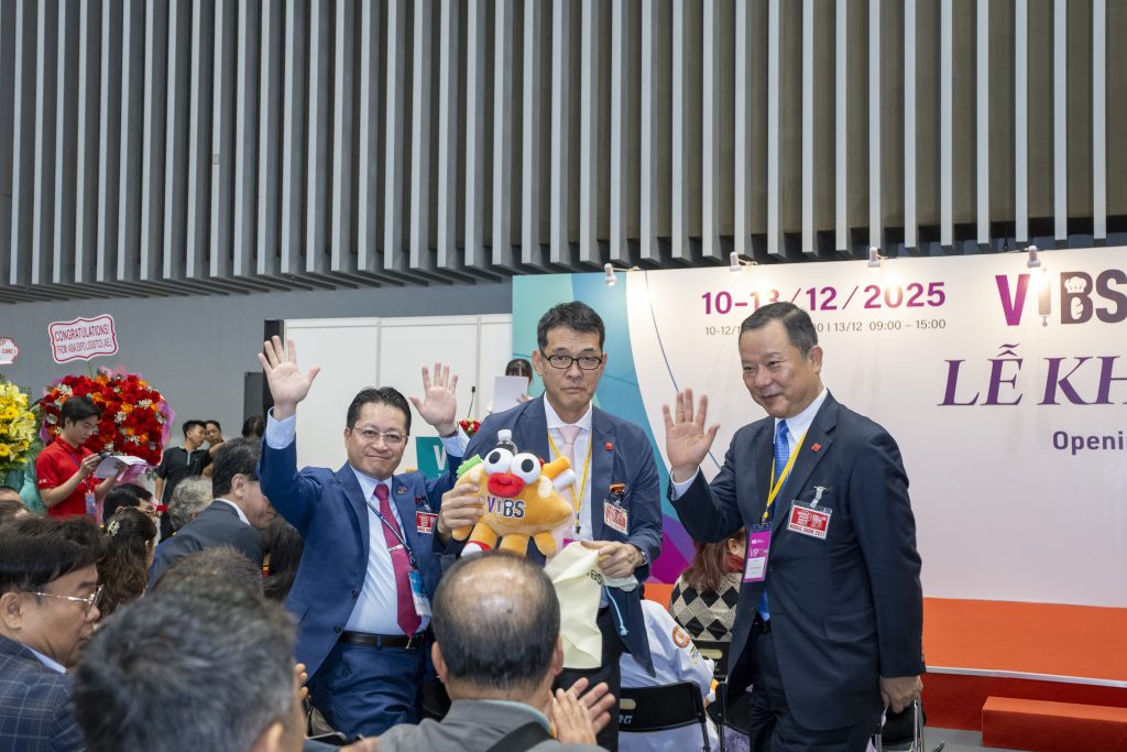 VIBS-Bánh Mì Thick của Chonkaverse trên tay VIPs tại lễ khai mạc