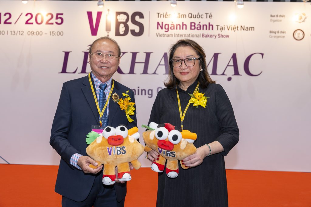 VIBS-Bánh Mì Thick của Chonkaverse trên tay VIPs tại lễ khai mạc