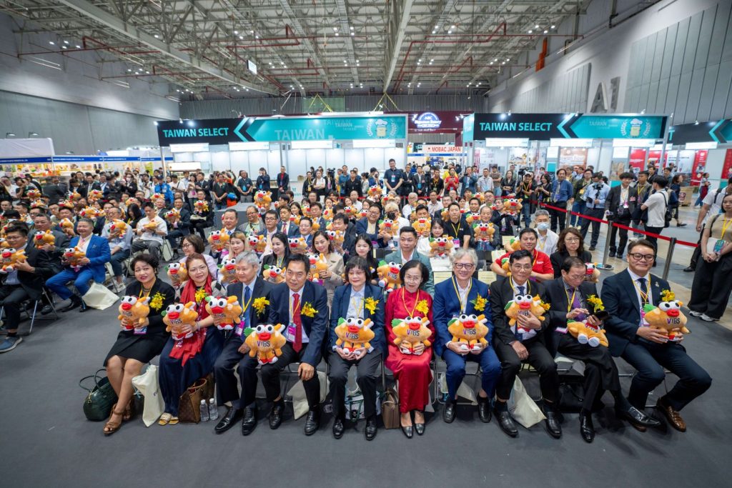 VIBS-Bánh Mì Thick của Chonkaverse trên tay VIPs tại lễ khai mạc